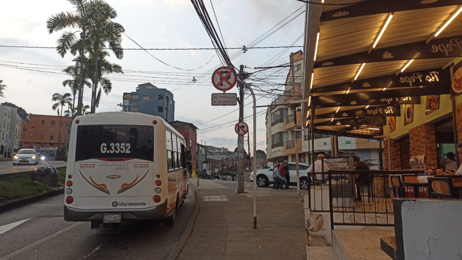Foto | Cortesía | LA PATRIA Carros y motos transitan con precaución para evitar chocar con otros vehículos por la falta de visibilidad que ocasiona el bus. Foto | Cortesía | LA PATRIA Carros y motos transitan con precaución para evitar chocar con otros vehículos por la falta de visibilidad que ocasiona el bus.