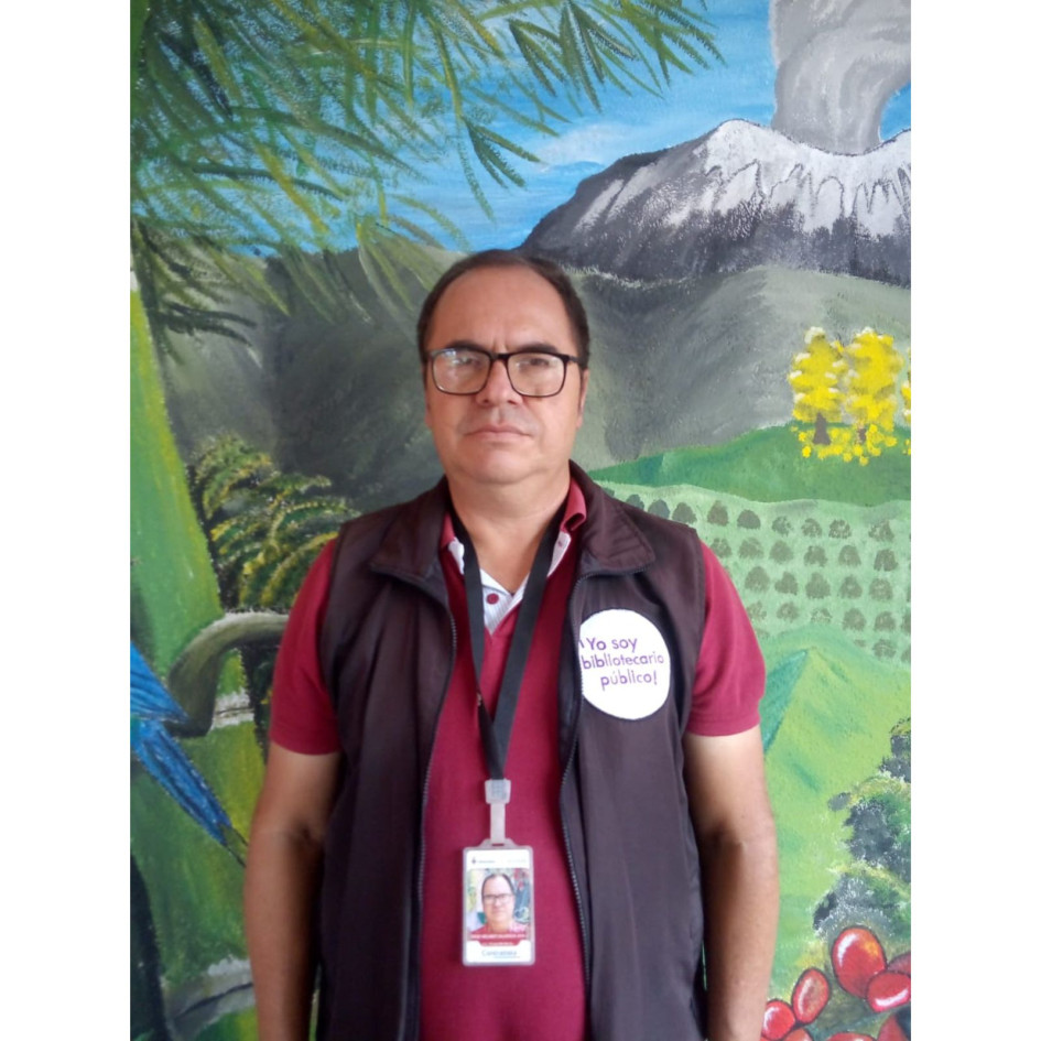 Jorge Helmer Valencia, bibliotecario de la vereda El Naranjal de Chinchiná. Jorge Helmer Valencia, bibliotecario de la vereda El Naranjal de Chinchiná.