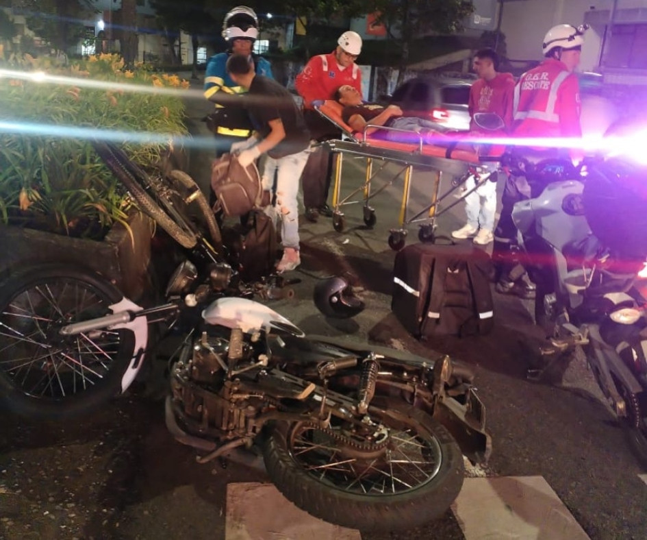 Este es el accidente que se presentó anoche en la ciclobanda de la Avenida Santander de Manizales. El de anoche.