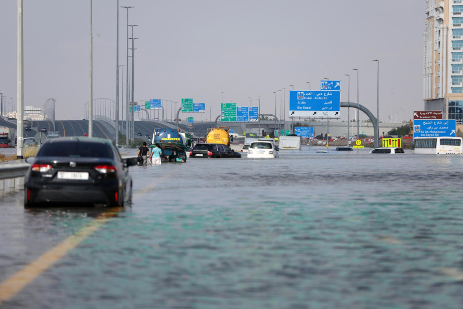 Una autopista de Dubai inundada por las fuertes lluvias. Una autopista de Dubai inundada por las fuertes lluvias.