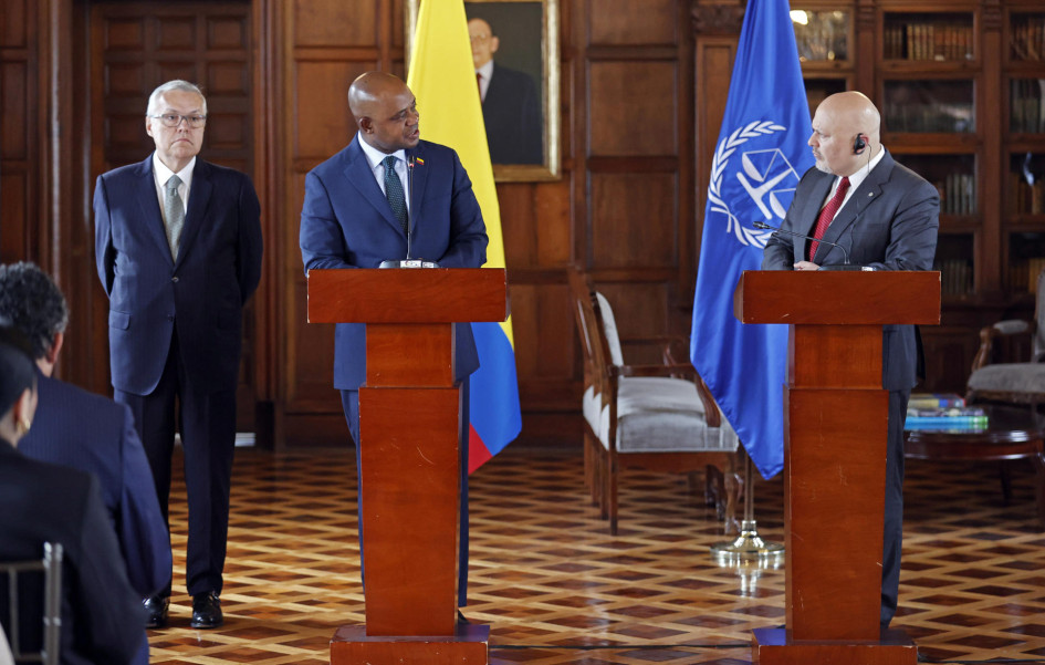 El canciller encargado de Colombia Luis Gilberto Murillo (2i), acompañado del fiscal de la Corte Penal Internacional, Karim Khan (d) y el ministro de Justicia y del Derecho de Colombia, Néstor Iván Osuna Patiño (i), hablan durante una reunión este jueves en Bogotá. El canciller encargado de Colombia Luis Gilberto Murillo (2i), acompañado del fiscal de la Corte Penal Internacional, Karim Khan (d) y el ministro de Justicia y del Derecho de Colombia, Néstor Iván Osuna Patiño (i), hablan durante una reunión este jueves en Bogotá.