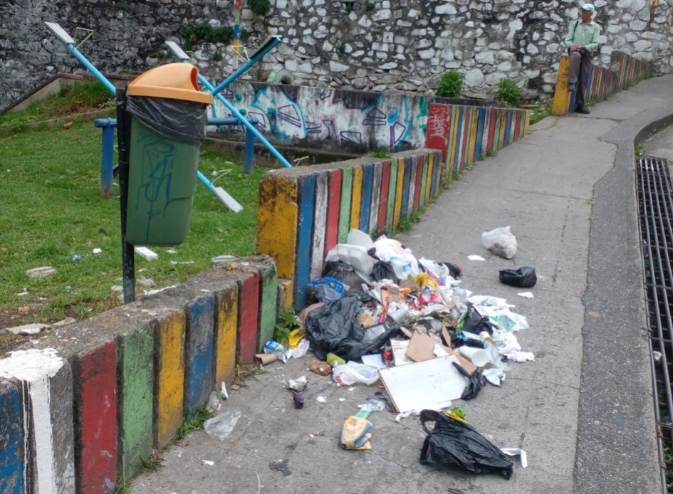 Las bolsas de basura son rasgadas expandiendo malos olores a otras zonas. Foto Las bolsas de basura son rasgadas expandiendo malos olores a otras zonas. Foto