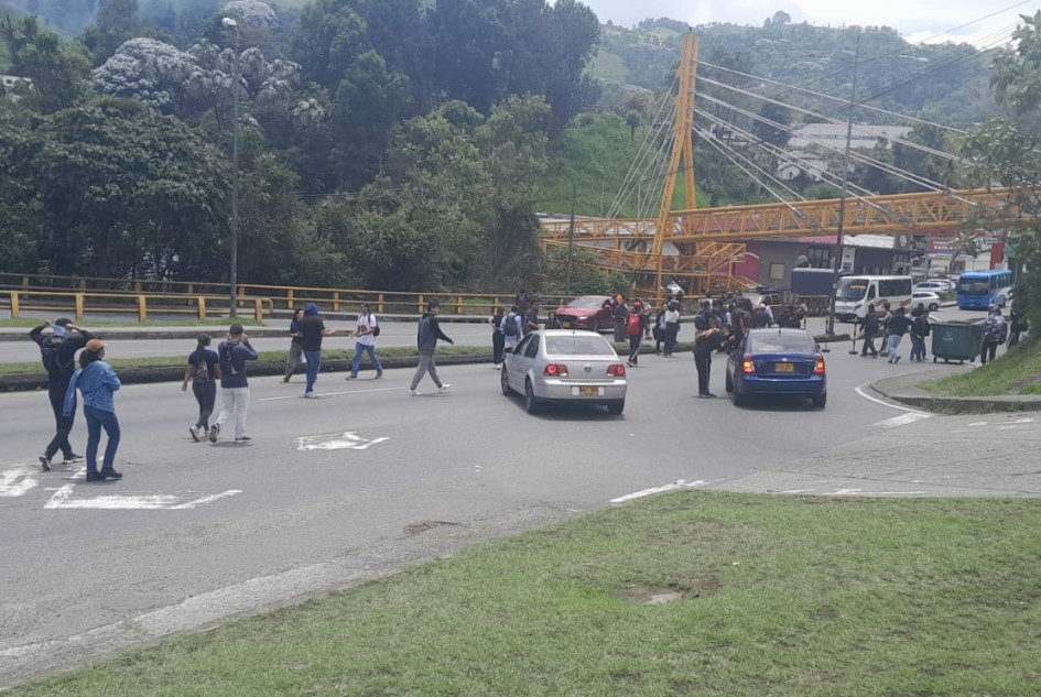 Los estudiantes se acomodaron en la vía Panamericana para hacer los cierres momentáneos. Los estudiantes se acomodaron en la vía Panamericana para hacer los cierres momentáneos.