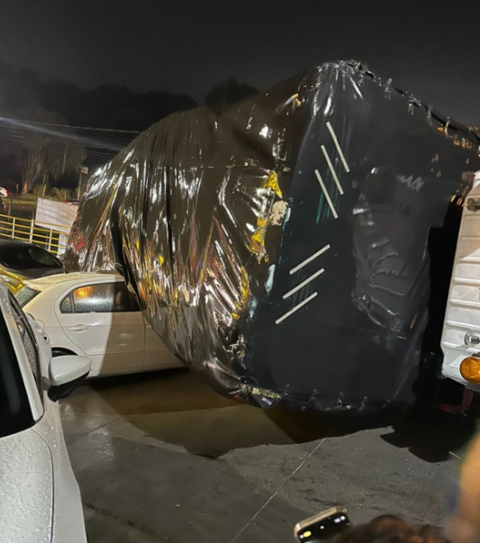 Así quedó el camión volcado sobre el otro vehículo. Así quedó el camión volcado sobre el otro vehículo.