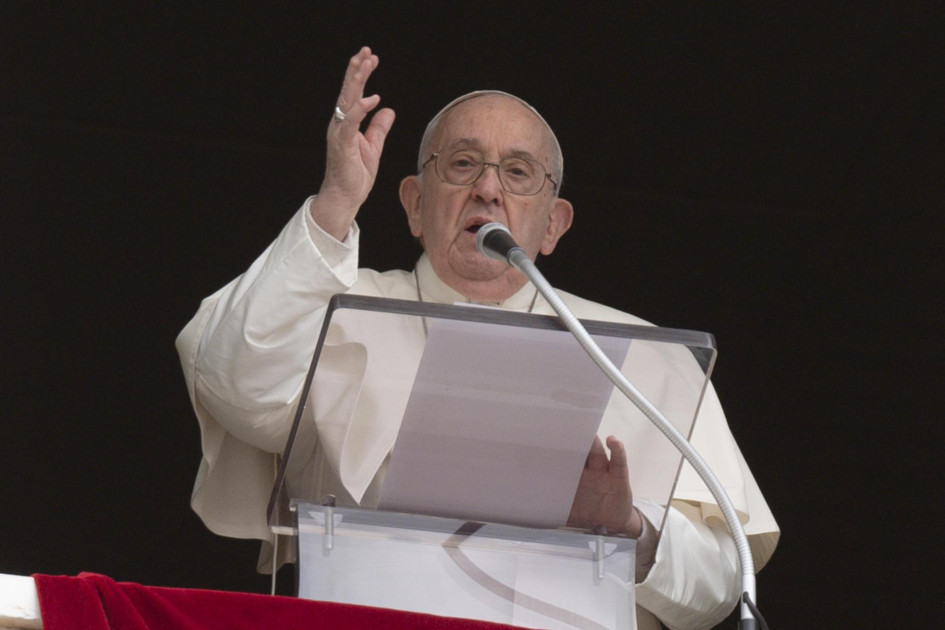 Desde la ventana del Palacio Apostólico, el papa Francisco rezó el Ángelus ante la Plaza de San Pedro, en la Ciudad del Vaticano, en el Lunes de Pascua. Desde la ventana del Palacio Apostólico, el papa Francisco rezó el Ángelus ante la Plaza de San Pedro, en la Ciudad del Vaticano, en el Lunes de Pascua.