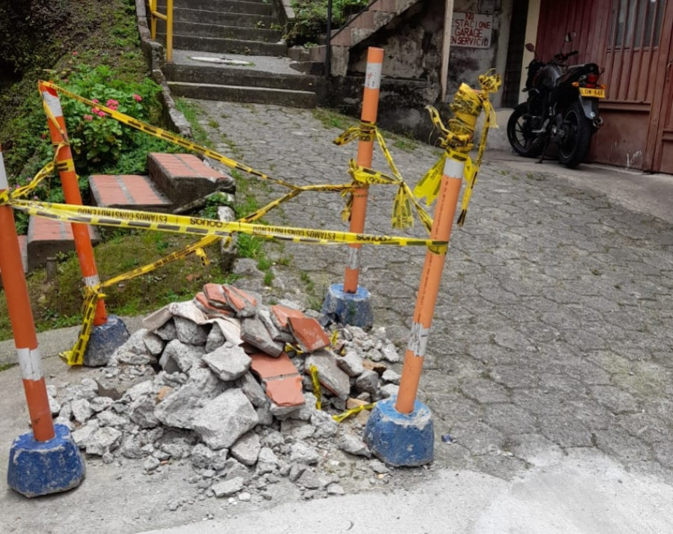 Quedaron los escombros de las reparaciones de Aguas de Manizales reportadas el 2 de abril. Quedaron los escombros de las reparaciones de Aguas de Manizales reportadas el 2 de abril.