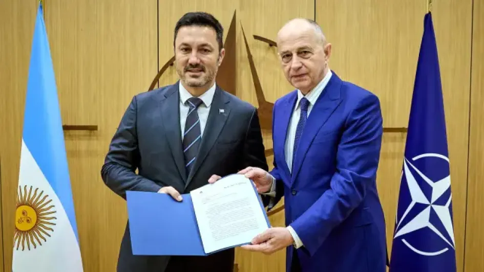 El ministro de Defensa de Argentina, Luis Petri, y el secretario general adjunto del organismo multilateral, Mircea Geoana. El ministro de Defensa de Argentina, Luis Petri, y el secretario general adjunto del organismo multilateral, Mircea Geoana.