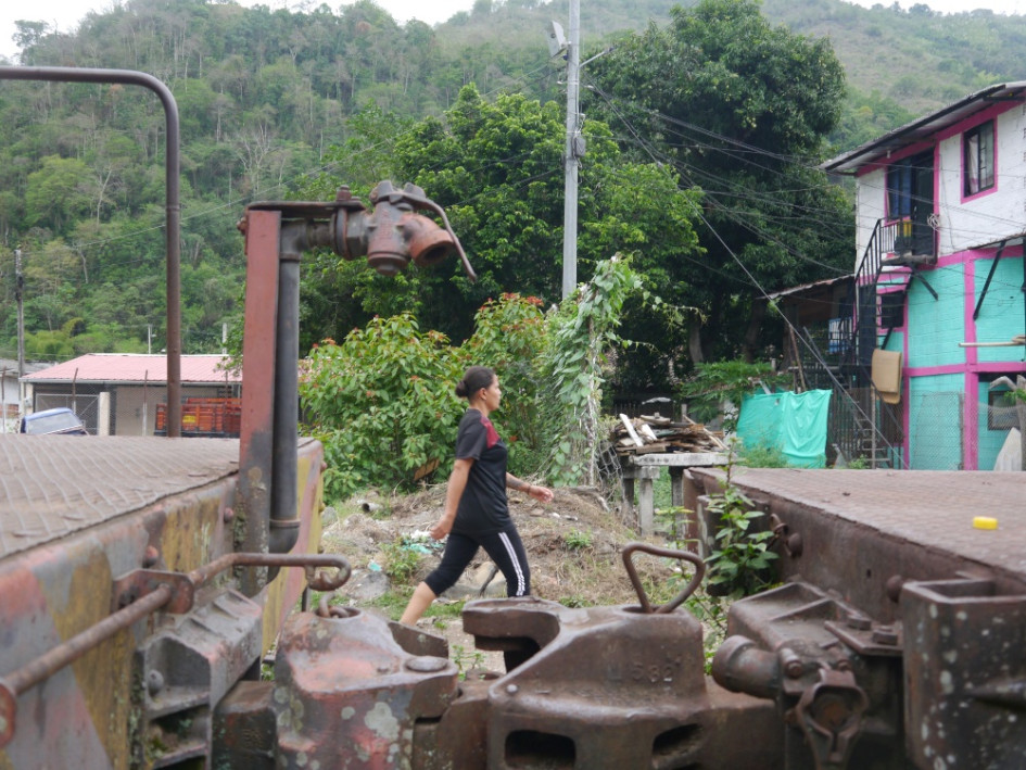 Habitantes de Arauca (Palestina) piden el retiro de estos materiales de la línea férrea. Habitantes de Arauca (Palestina) piden el retiro de estos materiales de la línea férrea.
