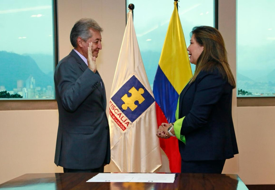 Gilberto Javier Guerrero Díaz se posesiona como vicefiscal ante la fiscal General de la Nación, Luz Adriana Camargo Garzón. Gilberto Javier Guerrero Díaz se posesiona como vicefiscal ante la fiscal General de la Nación, Luz Adriana Camargo Garzón.