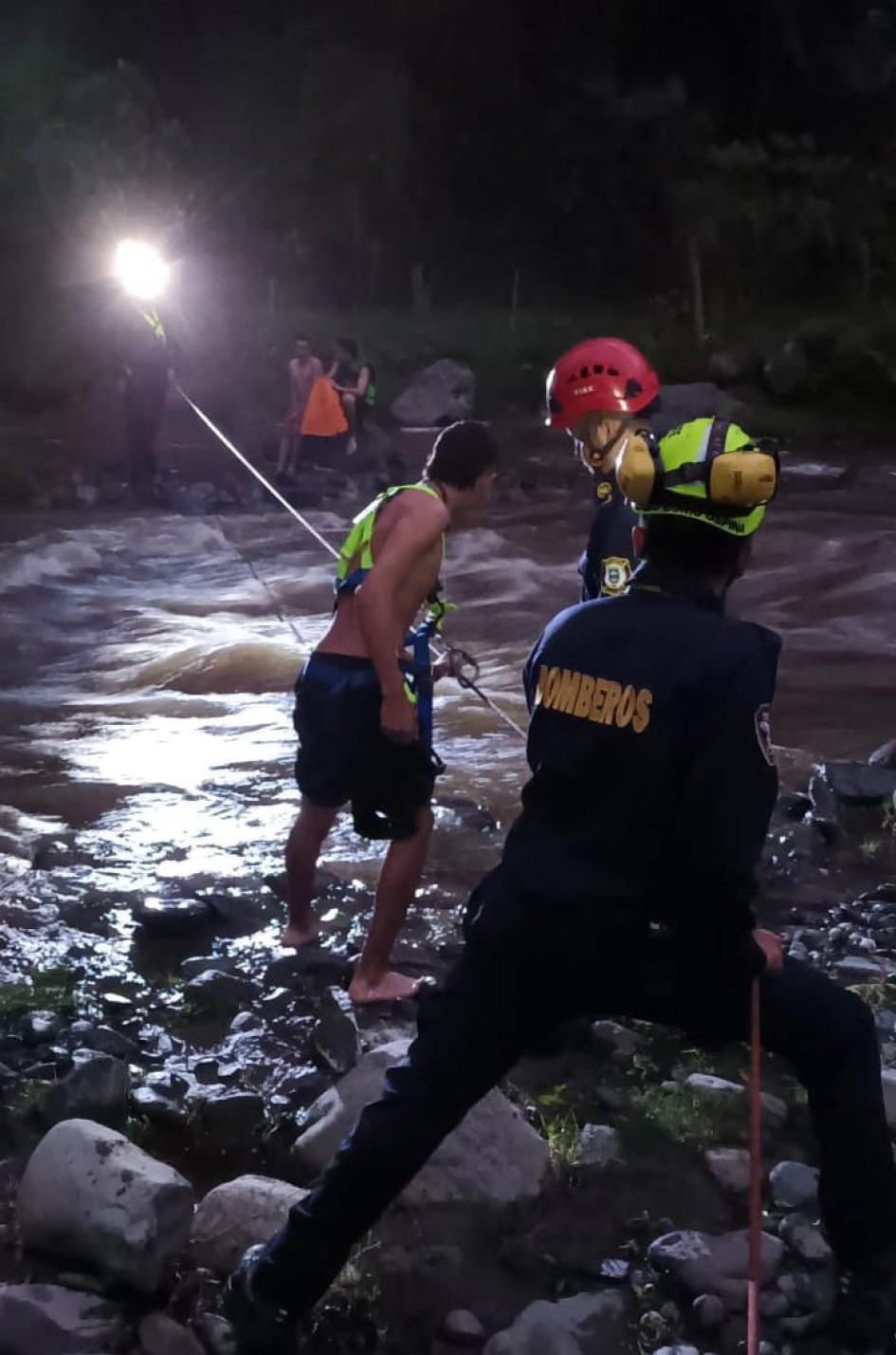 El rescate de los tres jóvenes en la quebrada Montaño. El rescate de los tres jóvenes en la quebrada Montaño.