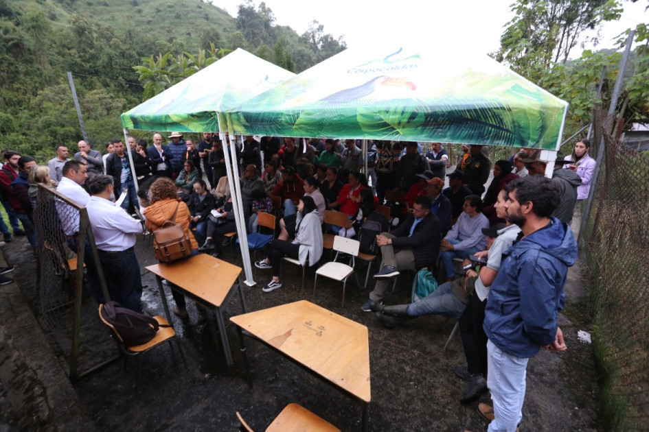 Reunión de la comunidad de Montaño (Villamaría) con Corpocaldas, Defensoría del Pueblo, Personería de Villamaría e integrantes de la Escuela de Carabineros