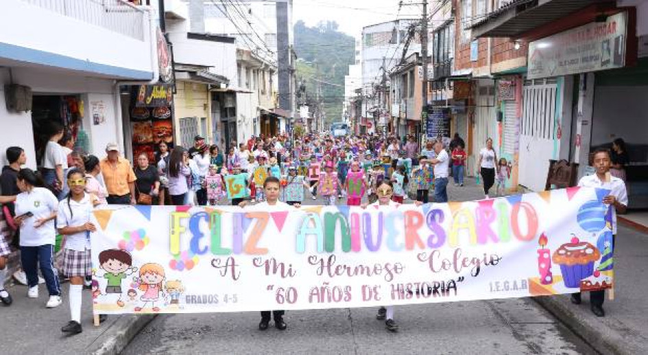 El colegio Gerardo Arias Ramírez, de Villamaría, tiene 2.100 estudiantes, incluidos los de nocturna. Ayer desfilaron para celebrar juntos los 60 años de la Institución. El colegio Gerardo Arias Ramírez, de Villamaría, tiene 2.100 estudiantes, incluidos los de nocturna. Ayer desfilaron para celebrar juntos los 60 años de la Institución.