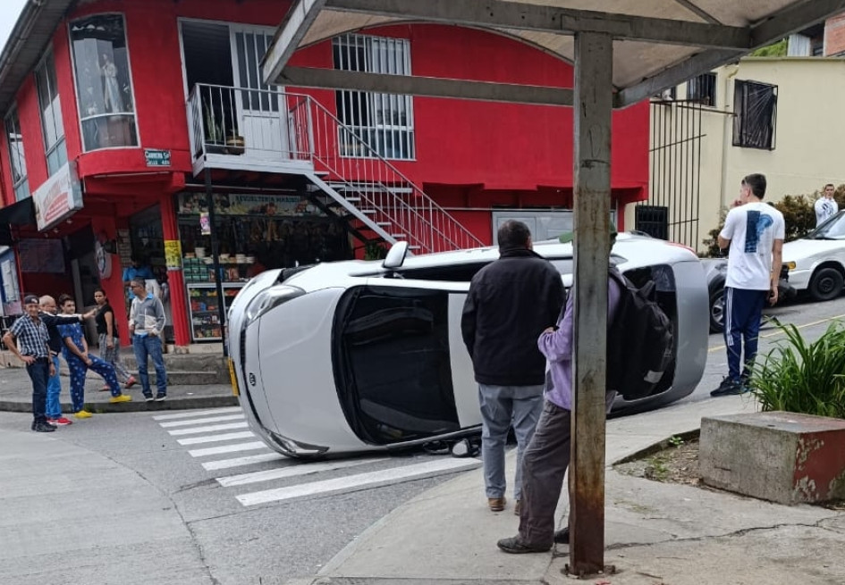 Este es el carro volcado en el barrio Bengala de Manizales. Este es el carro volcado en el barrio Bengala de Manizales.