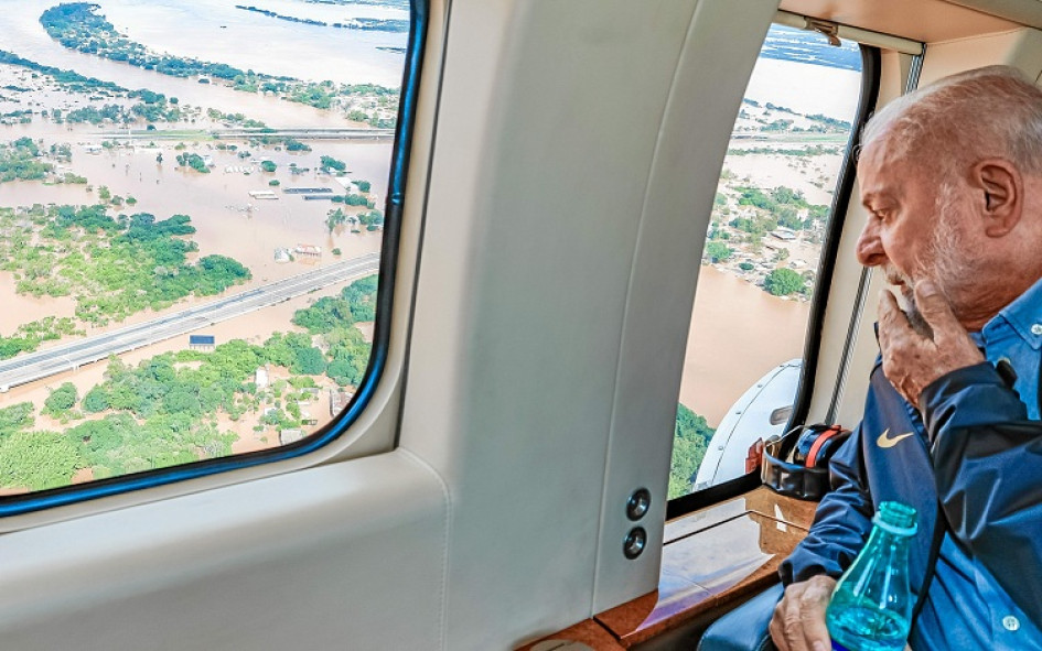 Foto | EFE - Fotografía cedida por la Presidencia de Brasil | LAPATRIA Presidente de Brasil, Luiz Inácio Lula da Silva, durante un sobrevuelo por una zona afectada por la inundaciones. Foto | EFE - Fotografía cedida por la Presidencia de Brasil | LAPATRIA Presidente de Brasil, Luiz Inácio Lula da Silva, durante un sobrevuelo por una zona afectada por la inundaciones.