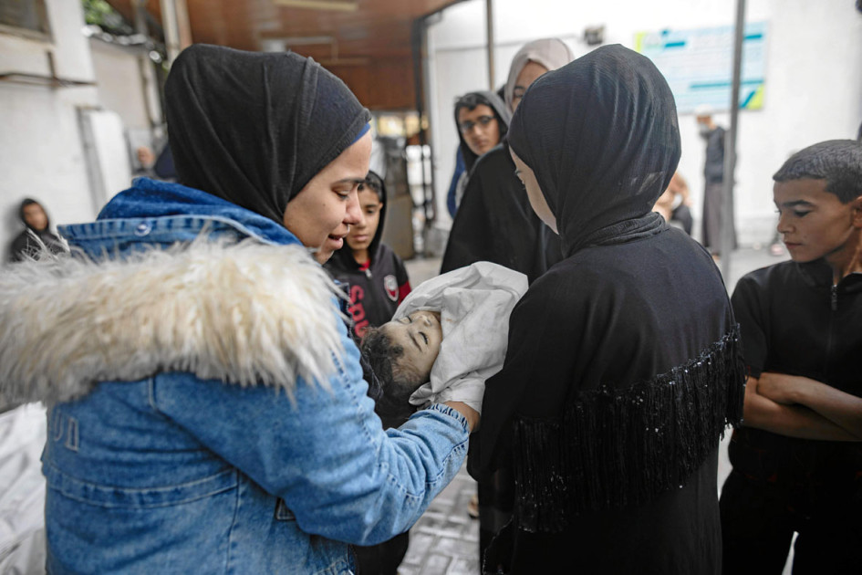 Foto | EFE | LA PATRIA 20 gazatíes, entre ellos ocho niños, fallecieron la madrugada de ayer en intensos bombardeos contra 11 viviendas en el área sureña de Rafah, en la Franja de Gaza. Foto | EFE | LA PATRIA 20 gazatíes, entre ellos ocho niños, fallecieron la madrugada de ayer en intensos bombardeos contra 11 viviendas en el área sureña de Rafah, en la Franja de Gaza.