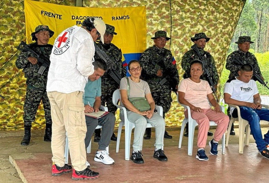 Foto | Fotografía cedida por el Emc a EFE | LA PATRIA  En la foto, un integrante de la cruz roja junto a los dos fiscales, una acompañante y un soldado profesional liberados por el Emc.