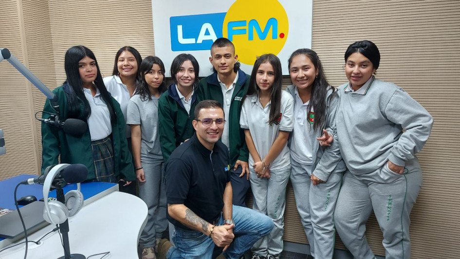 Jenniczon Castaño compartió charlas y un poco de su experiencia con los estudiantes. Jenniczon Castaño compartió charlas y un poco de su experiencia con los estudiantes.