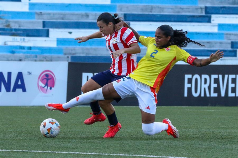 Partido Paraguay - Colombia La jugadora de Colombia, Mary Alvarez (d), disputa el balón con la jugadora de Paraguay, Zunilda Coronel (i), por el Sudamericano Femenino sub-20 este domingo, en la ciudad de Guayaquil (Ecuador).