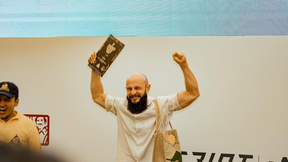 El manizaleño Carlos Escobar Vallejo celebra su triunfo en el VII Campeonato Nacional de Cafés Filtrados, realizado en Bucaramanga. Ya había triunfado en Australia, en la misma modalidad, y fue cuarto en el Mundial del 2021.