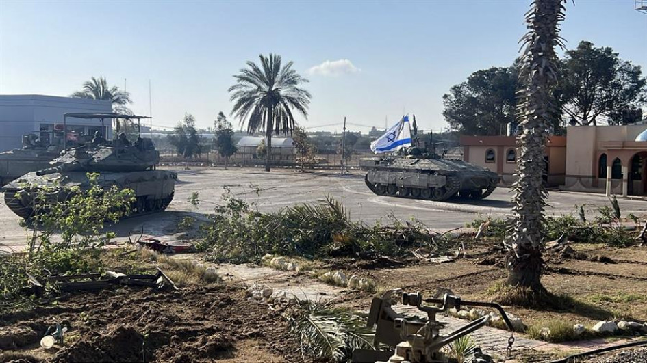 El Ejército de Israel confirmó este martes haber tomado el control del lado gazatí del cruce de Rafah con tanques, tras una noche de bombardeos intensos contra el este de esta localidad sureña fronteriza con Egipto. El Ejército de Israel confirmó este martes haber tomado el control del lado gazatí del cruce de Rafah con tanques, tras una noche de bombardeos intensos contra el este de esta localidad sureña fronteriza con Egipto.