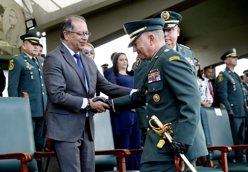 Gustavo Petro y Luis Emilio Cardozo El presidente de Colombia Gustavo Petro (i) estrecha la mano del general Luis Emilio Cardozo (d) quien asumió como nuevo comandante del Ejército colombiano este viernes, en Bogotá (Colombia).