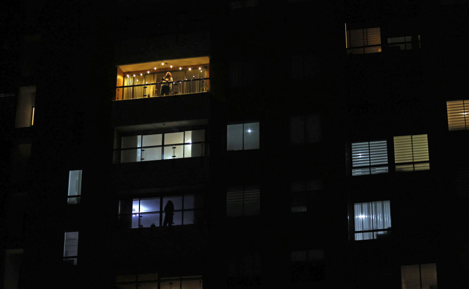 Cacerolazo contra Gustavo Petro Una mujer golpea una cacerola desde su vivienda como protesta contra el presidente de Colombia, Gustavo Petro, y sus políticas de manejo del país y reformas planteadas por su Gobierno, en Bogotá.
