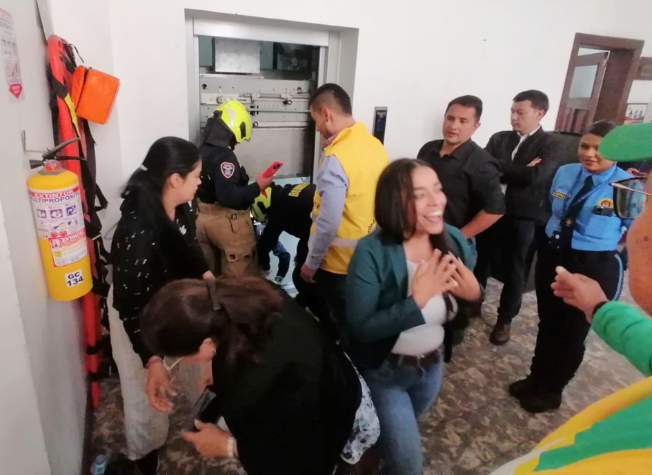 Bomberos y brigadistas atendieron la emergencia y ayudaron a los atrapados a salir de la cabina. Bomberos y brigadistas atendieron la emergencia y ayudaron a los atrapados a salir de la cabina.