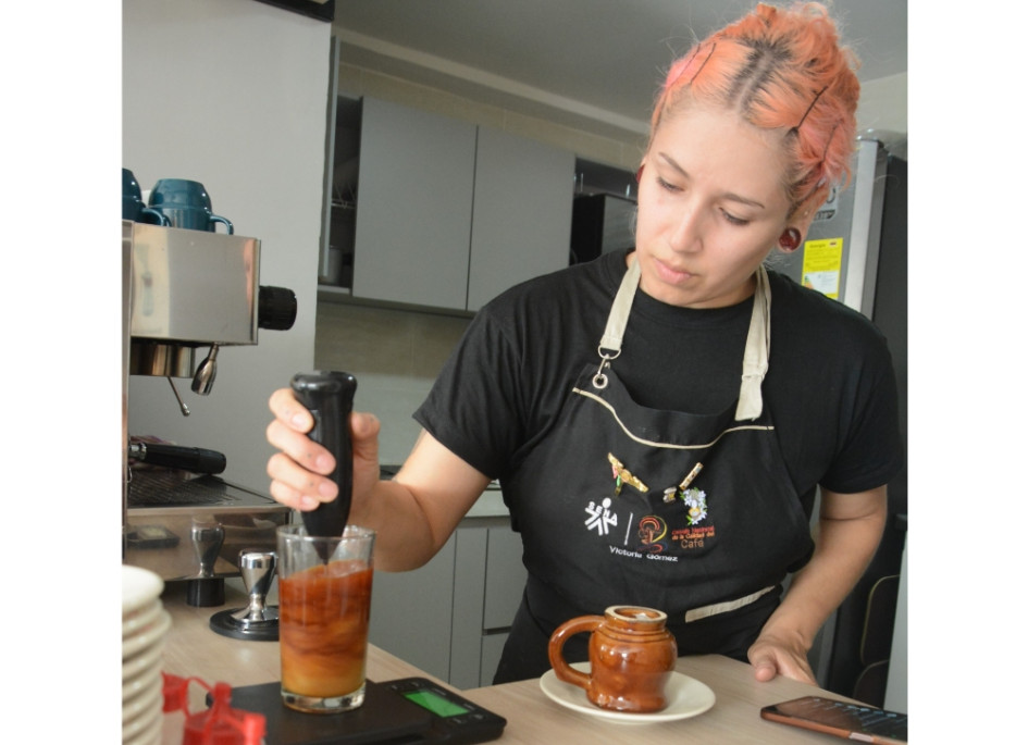 Victoria Gómez, la barista de Almendra Café, prepara el coctel Chinchiná Love. Victoria Gómez, la barista de Almendra Café, prepara el coctel Chinchiná Love.