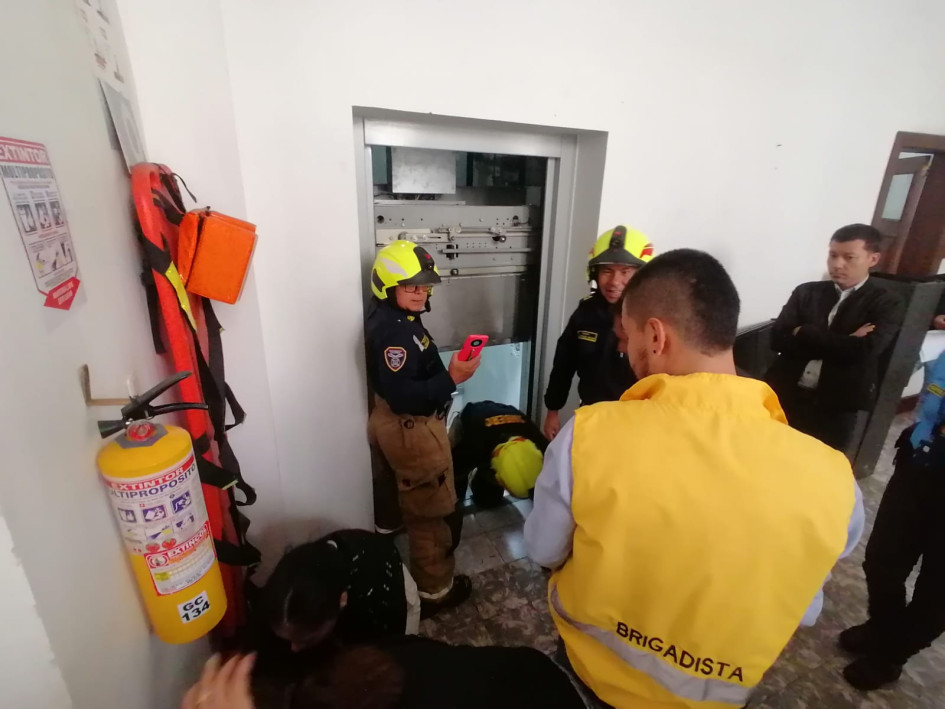 El elevador quedó suspendido entre el primer y el segundo piso del edificio de la Licorera, con dos ocupantes.
