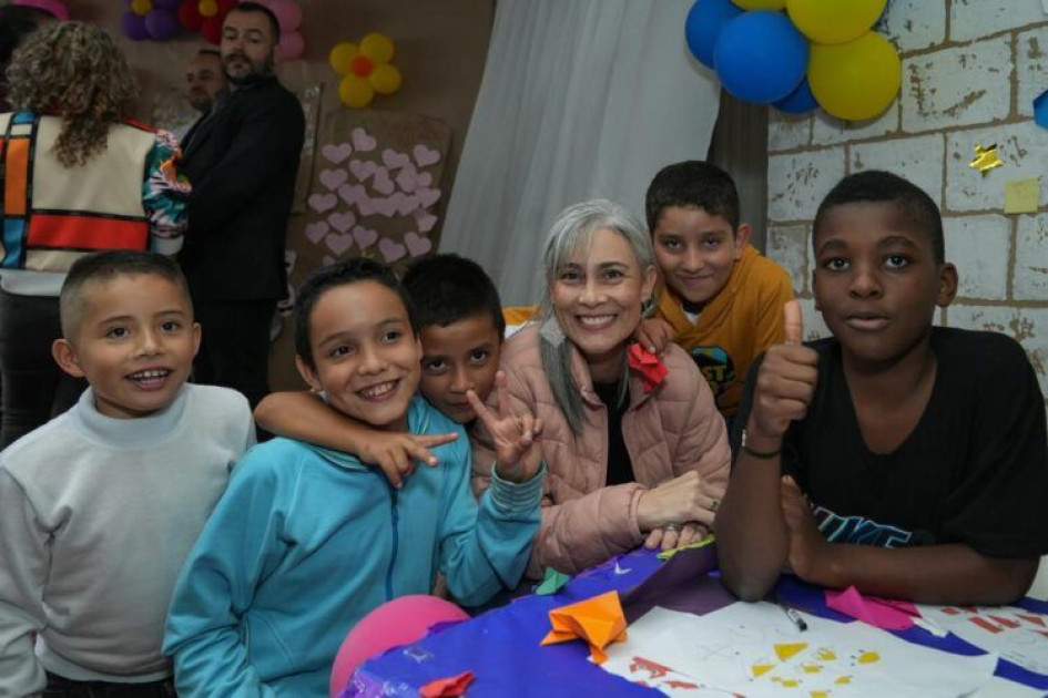 Niños acompañan a la gestora social de Manizales, Juliana Londoño Villa, durante el lanzamiento del programa Buenas Noches. Niños acompañan a la gestora social de Manizales, Juliana Londoño Villa, durante el lanzamiento del programa Buenas Noches.