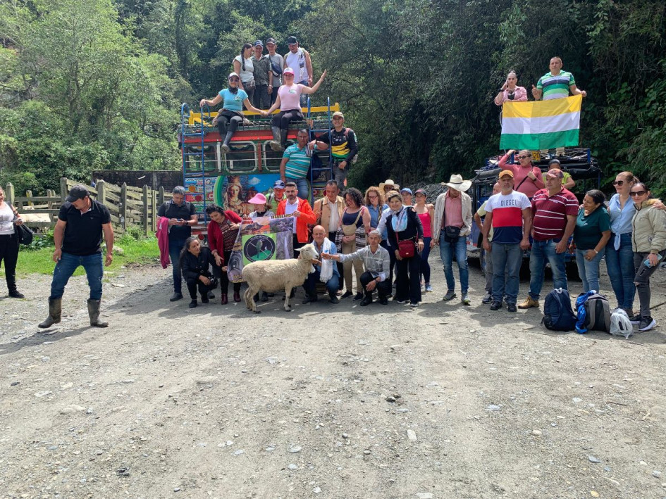 Cantantes; caminantes; el alcalde de Marulanda, Leonardo Giraldo; concejales, funcionarios de la Alcaldía, y particulares participaron de la caminata. Cantantes; caminantes; el alcalde de Marulanda, Leonardo Giraldo; concejales, funcionarios de la Alcaldía, y particulares participaron de la caminata.