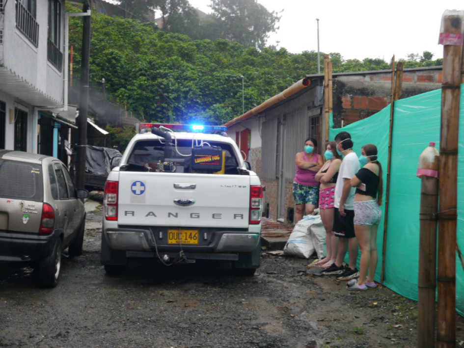 Personal de la Dirección Territorial de Salud de Caldas (DTSC) recorrió sectores de Palestina fumigando contra el Aedes aegypti, mosquito transmisor del dengue.