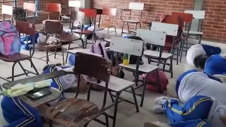 Los alumnos de la I.E. Agrícola de Suárez (Cauca) se ponen en posición fetal y se cubren la cabeza y el estómago cuando escuchan disparos y explosiones. Los alumnos de la I.E. Agrícola de Suárez (Cauca) se ponen en posición fetal y se cubren la cabeza y el estómago cuando escuchan disparos y explosiones.
