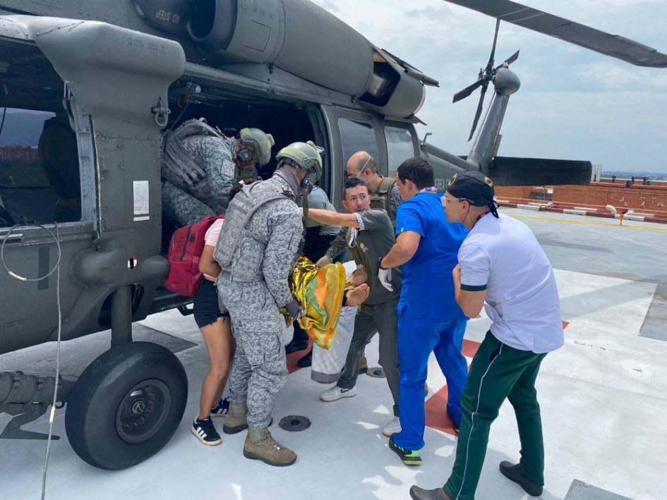 Personal médico de la Fuerza Aérea Colombiana transportó al hombre herido por la mina.