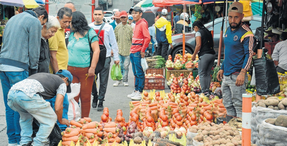 Buscan inversión para surtir fondos de la Galería. Pedirle el dinero al Gobierno nacional y no a un inversor privado fue el llamado que le hizo ayer la Cooperativa Mercar a la Alcaldía de Manizales para renovar la Plaza de Mercado. El Plan de Desarrollo ya aprobó $50 mil millones y la intervención se calcula en, al menos, $100 mil millones. Mercaldas quiere incursionar en la Galería. Buscan inversión para surtir fondos de la Galería. Pedirle el dinero al Gobierno nacional y no a un inversor privado fue el llamado que le hizo ayer la Cooperativa Mercar a la Alcaldía de Manizales para renovar la Plaza de Mercado. El Plan de Desarrollo ya aprobó $50 mil millones y la intervención se calcula en, al menos, $100 mil millones. Mercaldas quiere incursionar en la Galería.