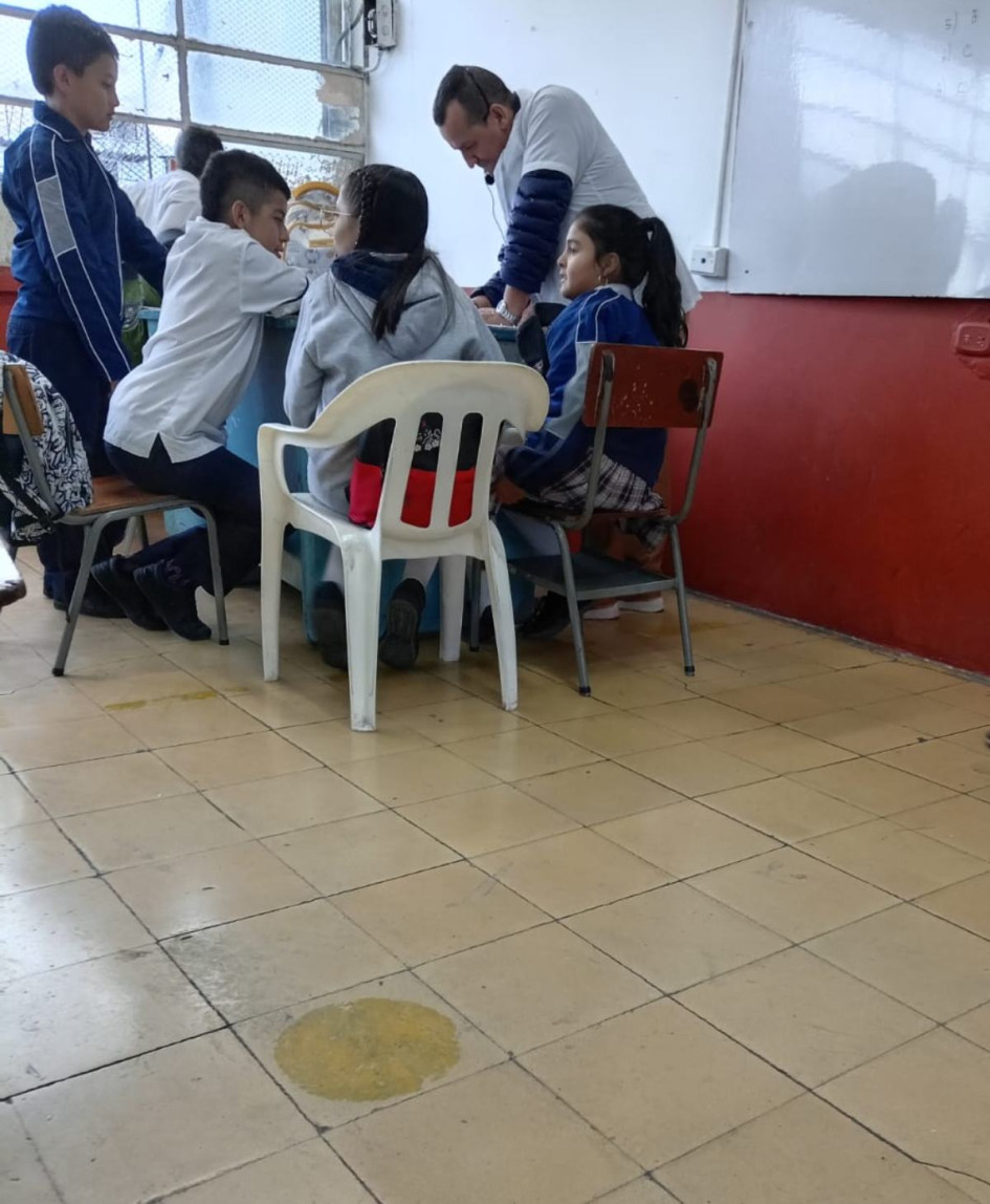 Sillas rimax son usadas por los estudiantes que no alcanzan a coger pupitres. Sillas rimax son usadas por los estudiantes que no alcanzan a coger pupitres.