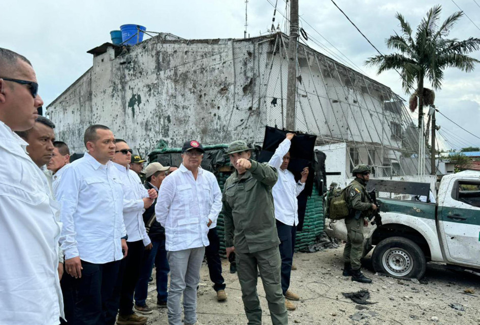 Gustavo Petro en Morales (Cauca) Gustavo Petro (c) y el director de la policía William René Salamanca (d) observando este jueves os daños a la estación de policía que fue hostigada por disidentes de las Farc.
