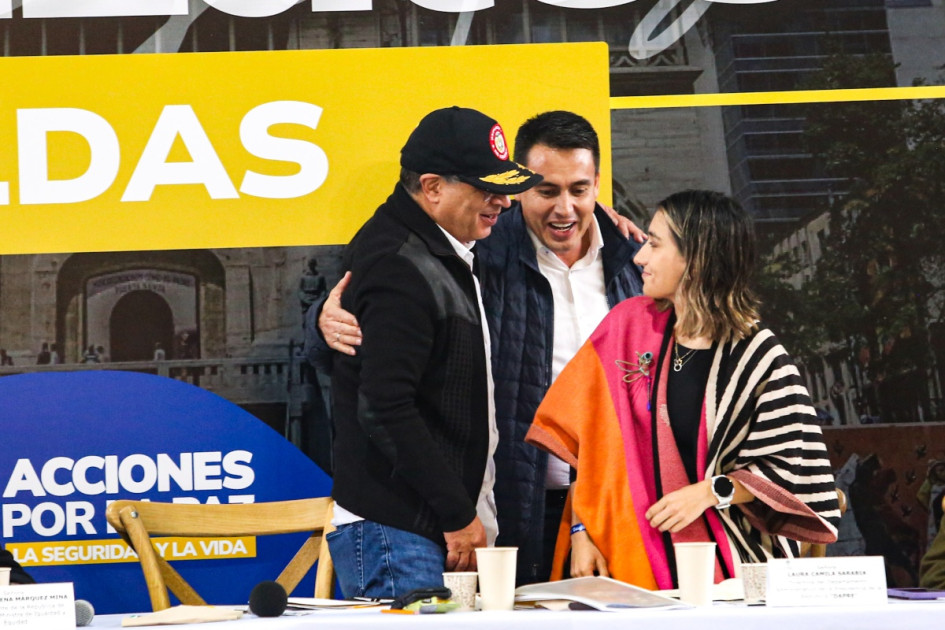 El alcalde de Manizales, Jorge Eduardo Rojas (centro), le propuso al presidente de Colombia, Gustavo Petro, que ambos gobiernos trabajen en un proyecto conjunto de vivienda para la ciudad. En la foto los acompaña Laura Sarabia, directora del Departamento Administrativo de la Presidencia. El alcalde de Manizales, Jorge Eduardo Rojas (centro), le propuso al presidente de Colombia, Gustavo Petro, que ambos gobiernos trabajen en un proyecto conjunto de vivienda para la ciudad. En la foto los acompaña Laura Sarabia, directora del Departamento Administrativo de la Presidencia.