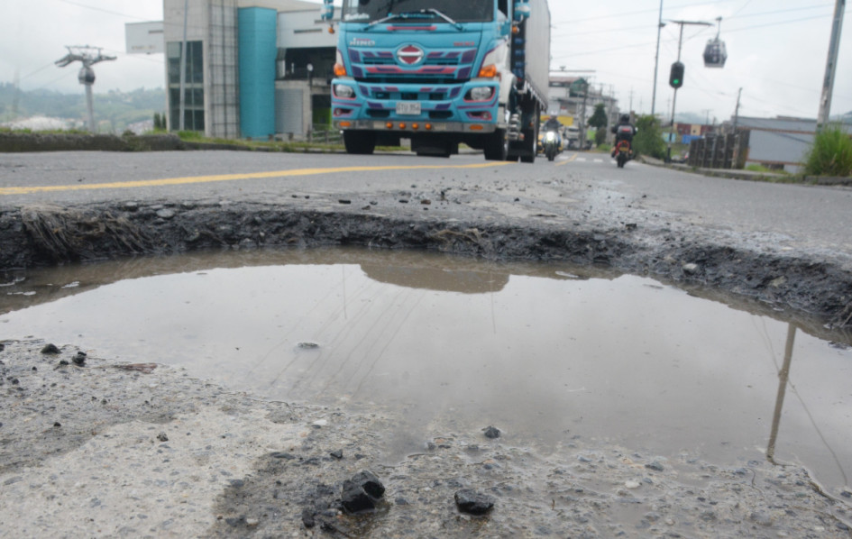 Al menos cinco huecos contó LA PATRIA en la calle 48 antes de llegar al semáforo del sector La Fuente. Carros, motos y hasta bicicletas transitan continuamente por esa zona exponiendo su integridad y la de los peatones. Denunciantes se quejan de la profundidad de las aberturas. Afirman que ya se han presentando accidentes. Al menos cinco huecos contó LA PATRIA en la calle 48 antes de llegar al semáforo del sector La Fuente. Carros, motos y hasta bicicletas transitan continuamente por esa zona exponiendo su integridad y la de los peatones. Denunciantes se quejan de la profundidad de las aberturas. Afirman que ya se han presentando accidentes.