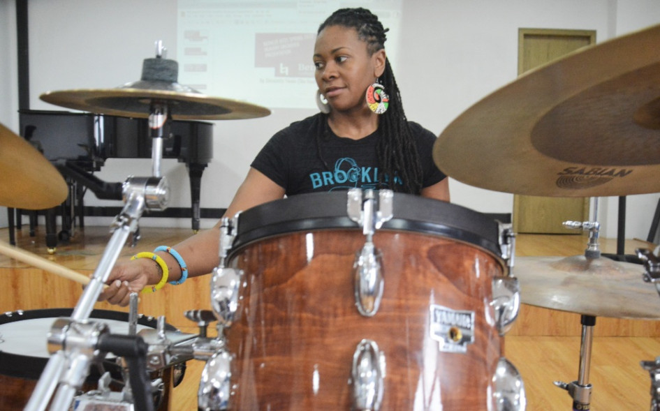 Shirazette Tinnin, baterista de Moods of Her, ayer en el taller en Bellas Artes. Shirazette Tinnin, baterista de Moods of Her, ayer en el taller en Bellas Artes.