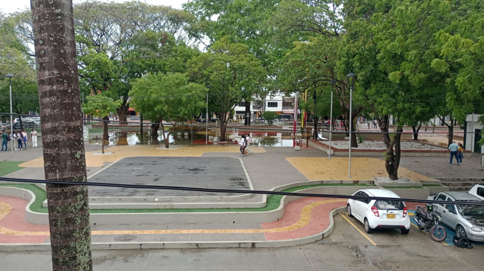 Integrantes de la veeduría Alerta Ambiental señalaron que cuando llueve fuerte y de manera prolongada el parque Simón Bolívar, uno de los intervenidos, queda “con piscina”. Integrantes de la veeduría Alerta Ambiental señalaron que cuando llueve fuerte y de manera prolongada el parque Simón Bolívar, uno de los intervenidos, queda “con piscina”.