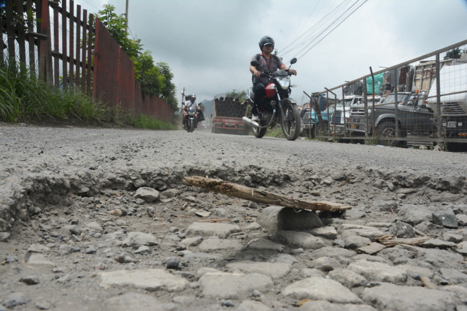 La vía que conduce del barrio La Enea a la vereda Gallinazo se encuentra deteriorada desde hace al menos 7 años según denunciantes. Allí, vehículos pesado como buses y camiones transitan levantando polvo y tierra, que afectan principalmente a los ciclistas y peatones que transitan por la zona. La Secretaría de Infraestructura de Caldas dice que se hará mantenimiento.