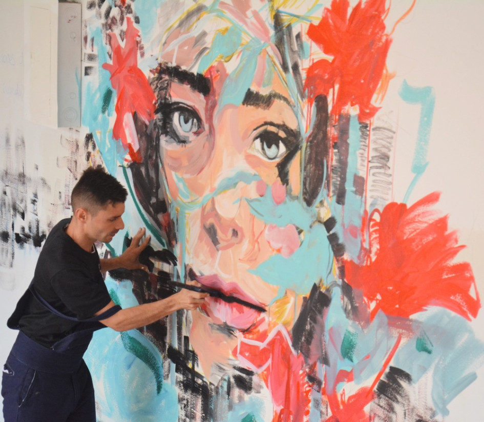 Andrés Felipe Buitrago pintando su mural en la sede del Campus Bicentenario. Andrés Felipe Buitrago pintando su mural en la sede del Campus Bicentenario.