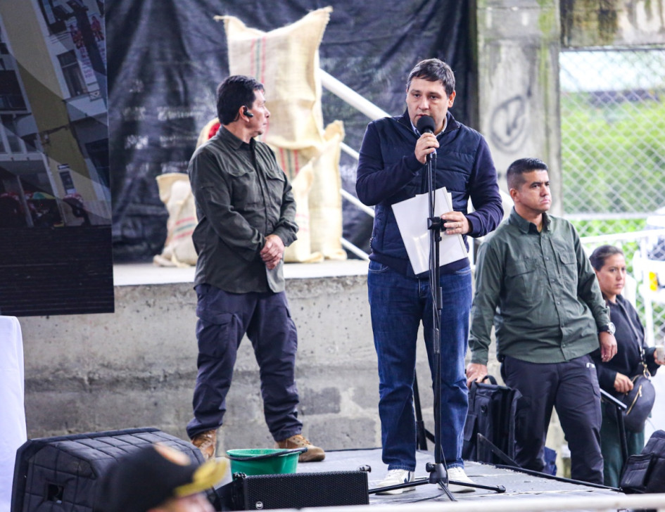 Mauricio Lizcano, ministro de las TIC, en la visita al barrio San Sebastián de Manizales como parte del programa Gobierno en los barrios populares. Mauricio Lizcano, ministro de las TIC, en la visita al barrio San Sebastián de Manizales como parte del programa Gobierno en los barrios populares.