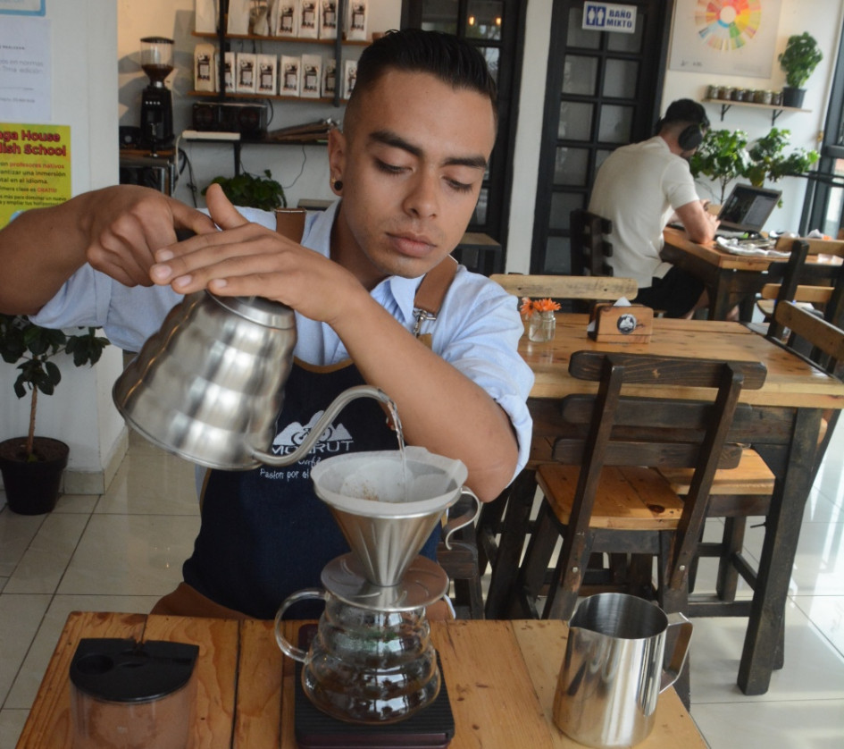 Jacobo Pabón, bartender de Monrut Café en Chinchiná (Caldas). Monrut Café Chinchiná