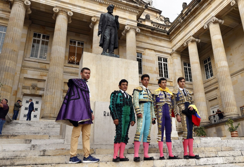 Los novilleros asistieron al Congreso de la República con sus trajes de luces. Los novilleros asistieron al Congreso de la República con sus trajes de luces.