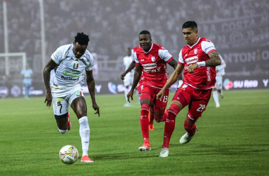 Gustavo Torres, del Once Caldas, trata de superar a dos rivales de Santa Fe, en el juego que ambos equipos empataron 0-0 anoche en el Palogrande. El Blanco sumó un punto, pero dejó escapar dos. La tabla se apretó porque Tolima le ganó a La Equidad y recuperó opciones. Once Gustavo Torres, del Once Caldas, trata de superar a dos rivales de Santa Fe, en el juego que ambos equipos empataron 0-0 anoche en el Palogrande. El Blanco sumó un punto, pero dejó escapar dos. La tabla se apretó porque Tolima le ganó a La Equidad y recuperó opciones.