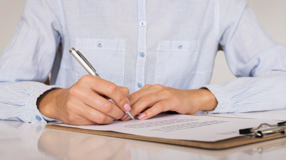 Persona que firma un contrato o un certificado Persona que firma un contrato o un certificado