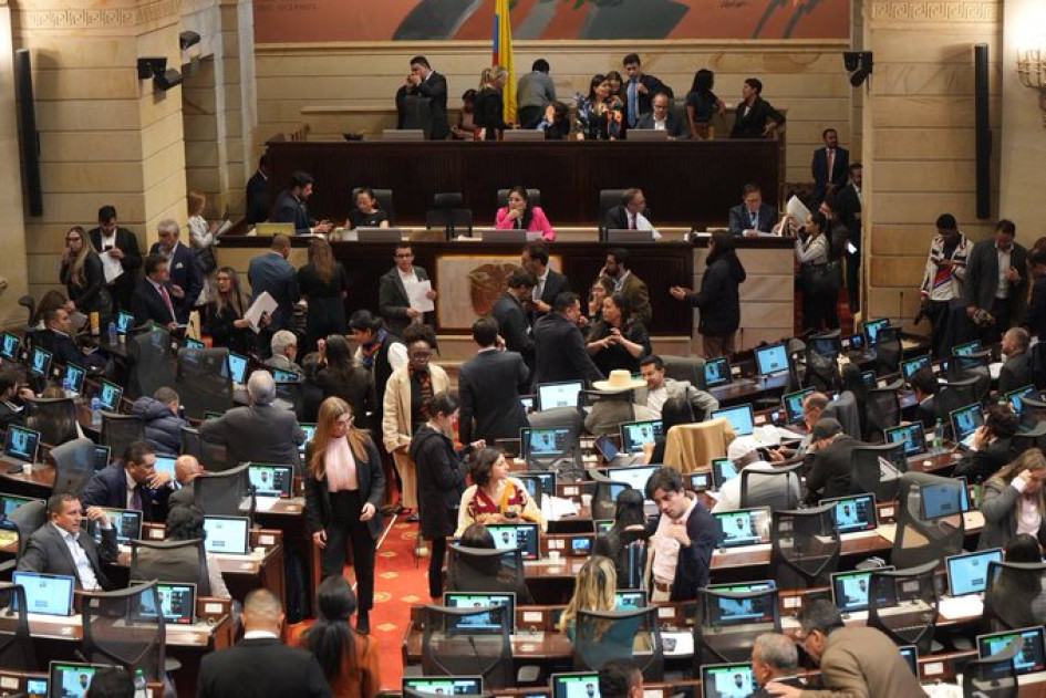La Comisión Séptima de la Cámara aprobó el proyecto en su tercer debate, antes de pasar a la plenaria. La iniciativa tiene hasta el 20 de junio para ser avalada. La Comisión Séptima de la Cámara aprobó el proyecto en su tercer debate, antes de pasar a la plenaria. La iniciativa tiene hasta el 20 de junio para ser avalada.