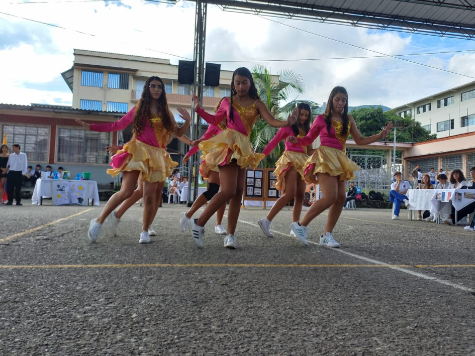 Un grupo de jóvenes interpretó bailes típicos del país. Un grupo de jóvenes interpretó bailes típicos del país.